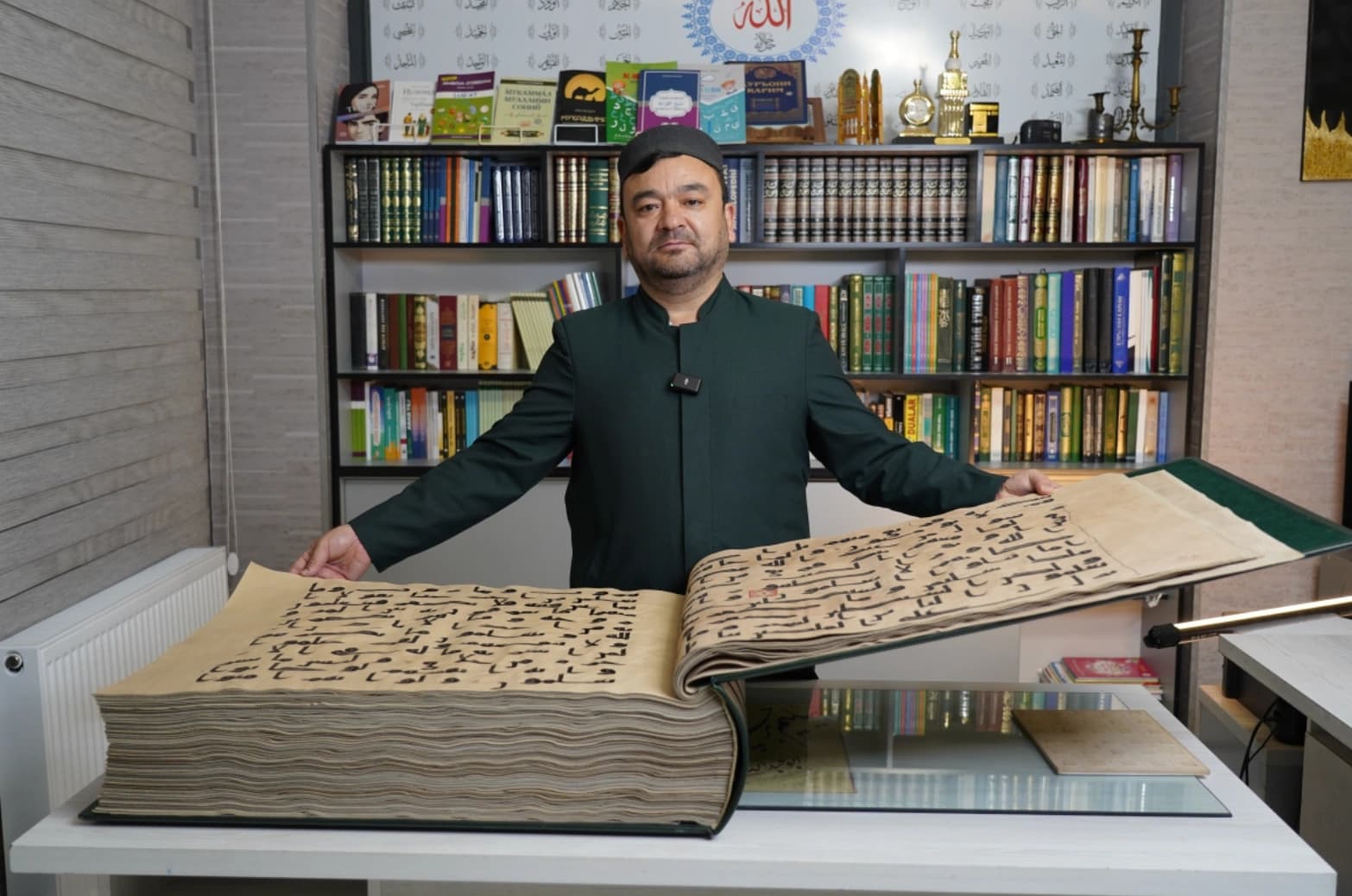 Calligrapher Habibullah Salih and Dr. Sardorxon Jakhongir, President of the International Organization “Union of Sayyids and Sharifs in Turkistan.”