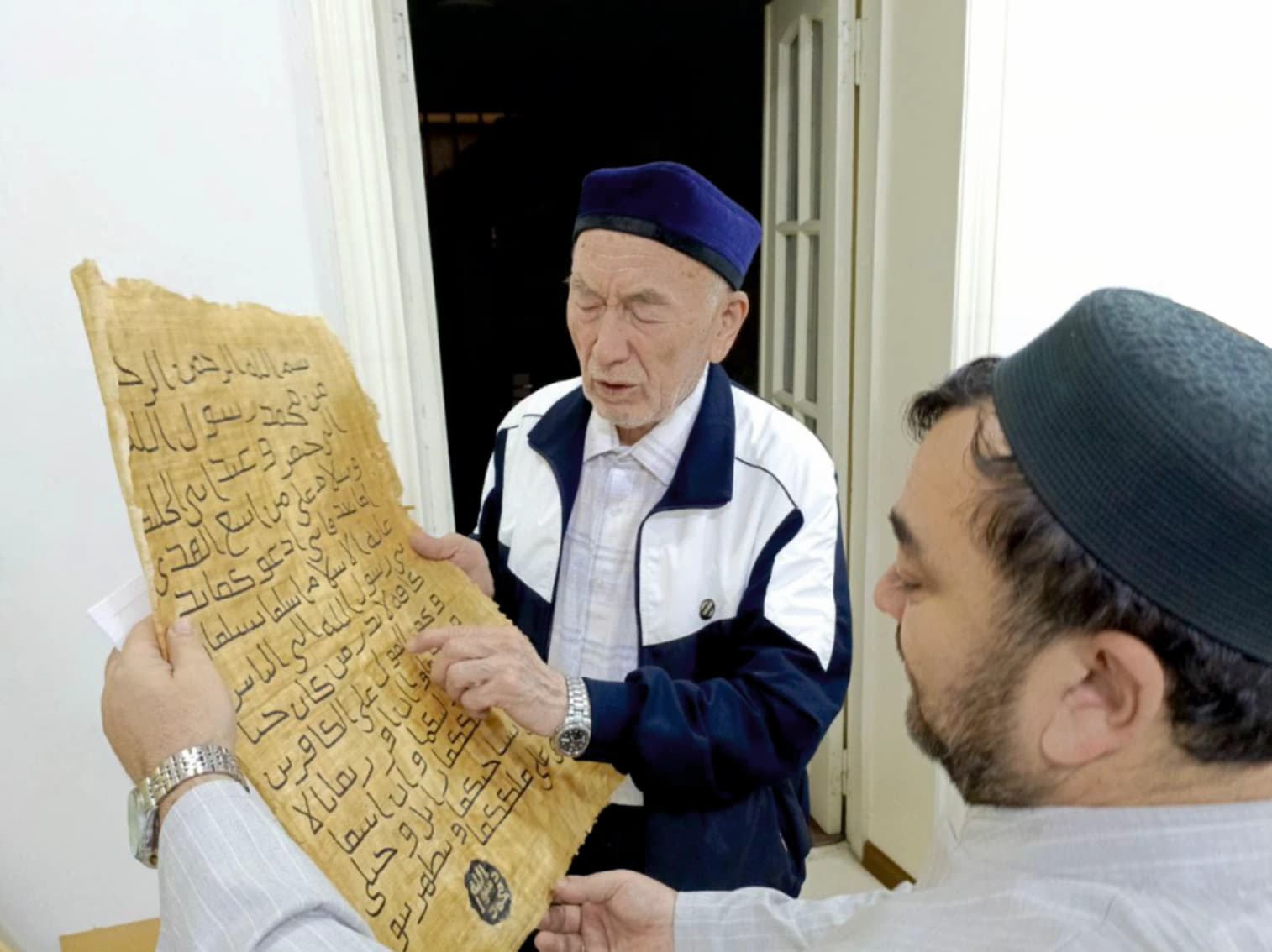 Calligrapher Habibullah Salih and Dr. Sardorxon Jakhongir, President of the International Organization “Union of Sayyids and Sharifs in Turkistan.”